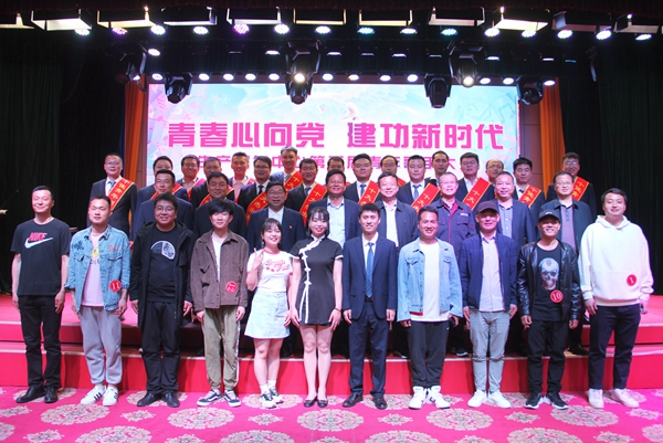 举行“青春情向党 立功新时代”第五届青年歌手大赛_副本.jpg