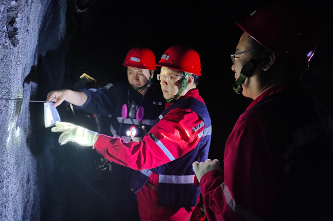 2——研以致用 在全力抓好视察研究中推动事情_副本.jpg