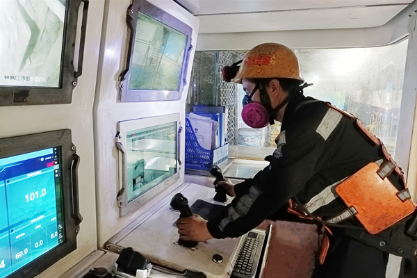 2——小庄矿40302 事人情智能化集控台.jpg