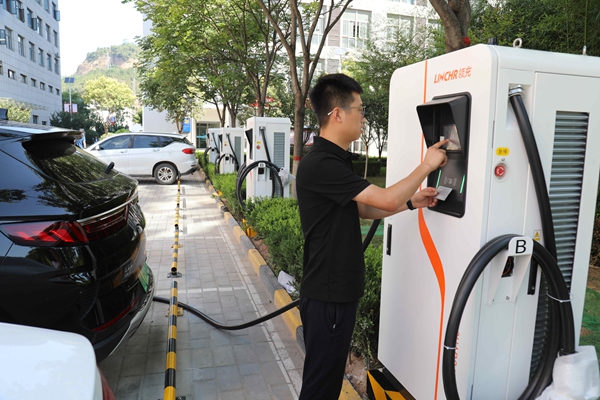 3.新能源车充电桩为职工优美生涯“续航”_副本.jpg