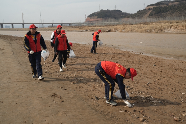 1711010673478144.jpg 整理河流垃圾_副本.jpg