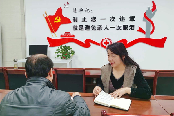 1 眷属协管员与“三违”职员谈心_副本.jpg