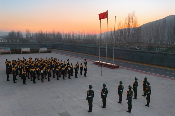 1735712922594124.jpg 升旗仪式_副本.jpg