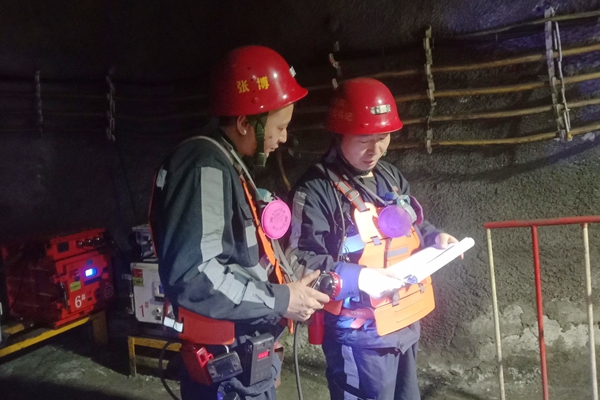 第一段，，，，，机电队党员攻坚队井下隐患排查_副本.jpg